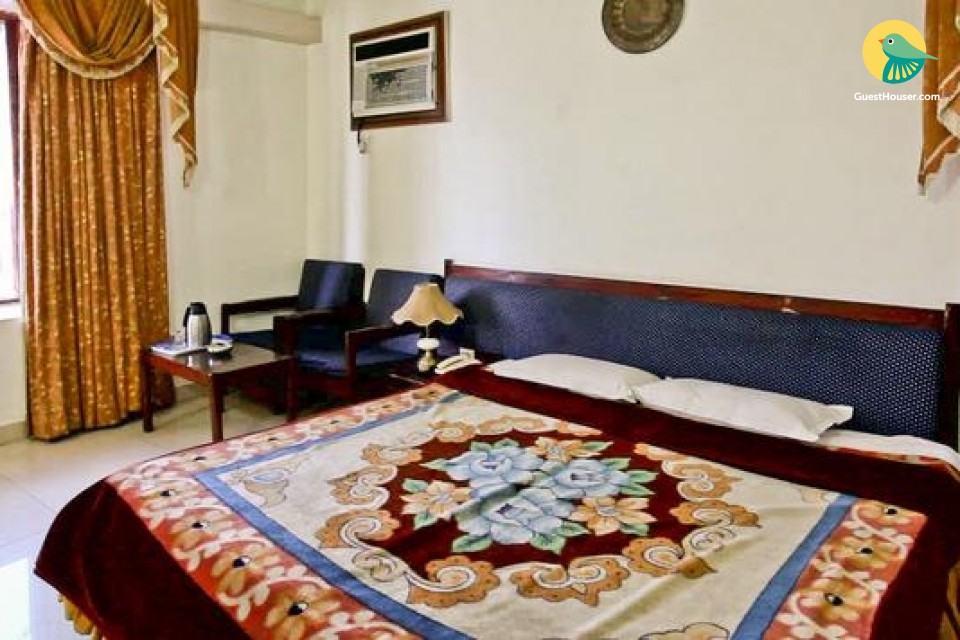 Spacious room for 3, near bus stand