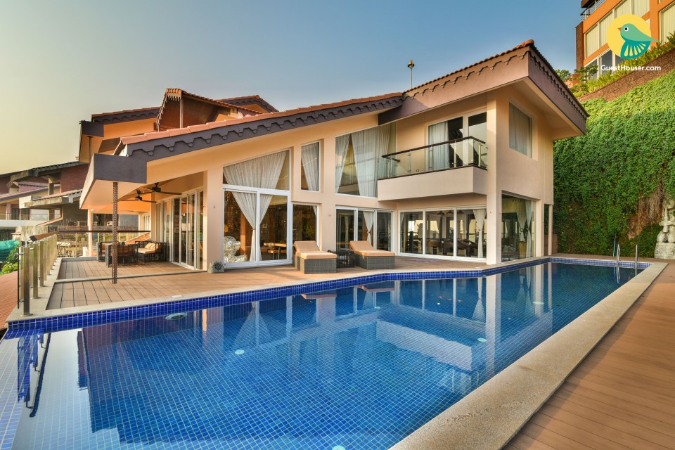 Uber luxe 4-bedroom sea-facing villa with infinity pool