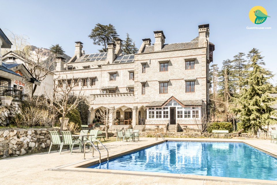 Private room in an enchanting heritage with a pool