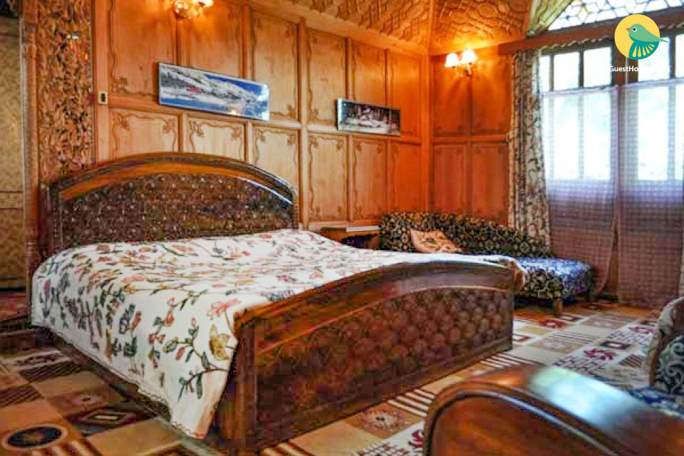 Comfortable Stay at Houseboat