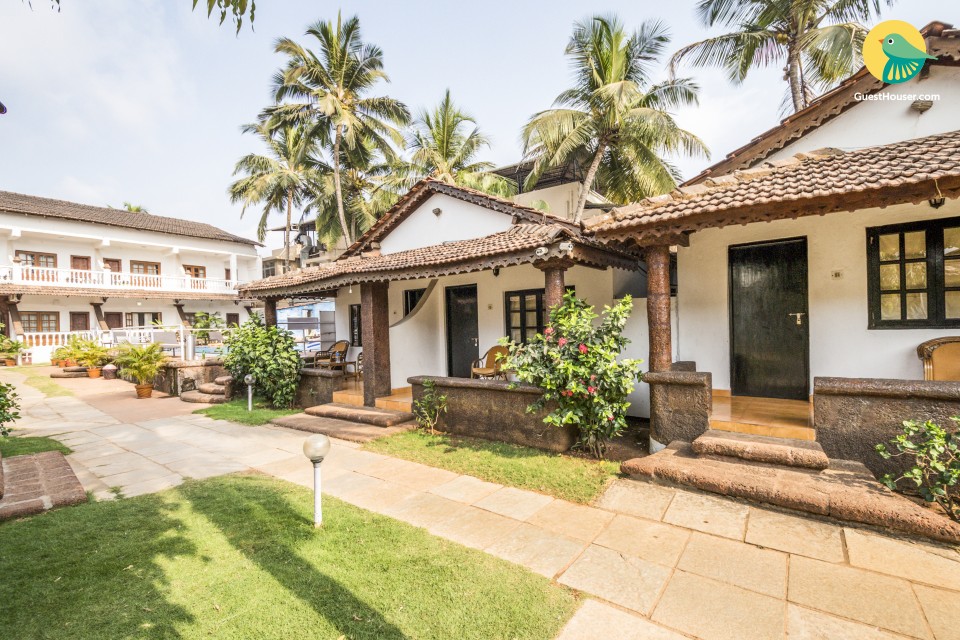 Traditional cottage with a pool near Candolim Beach