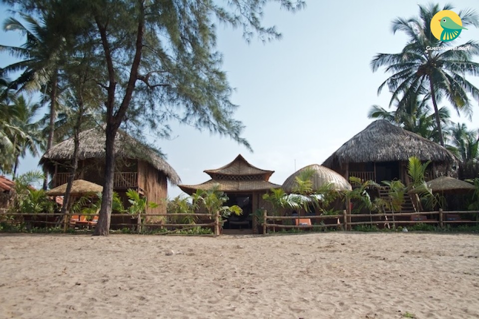 Beach-side commodious room in a cottage