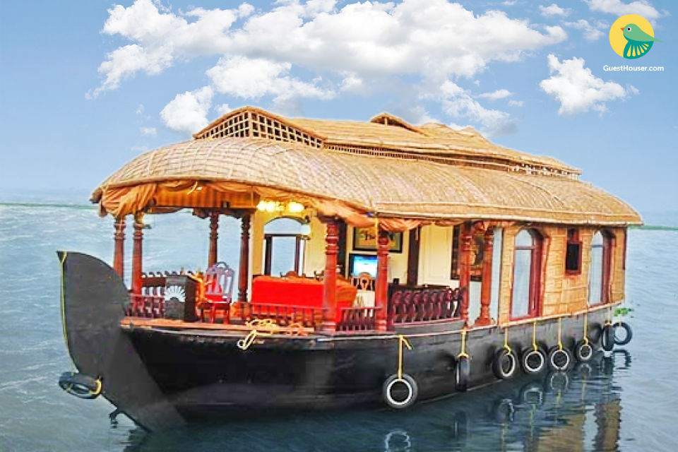 Well-furnished 1-BR houseboat for a tranquil stay